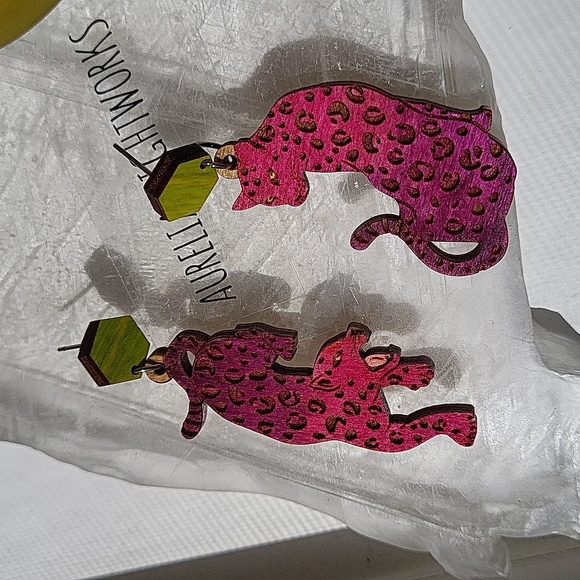 Lisa Frank themed leopard earrings - Picture 9 of 9